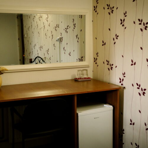 Camera tripla economy