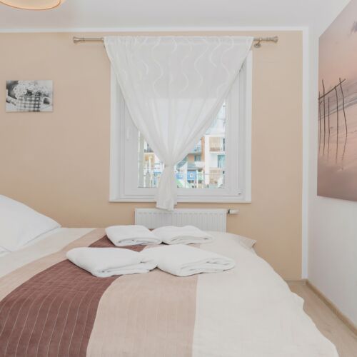 Apartament 4-osobowy na parterze pokój od strony basenu z 2 pomieszczeniami sypialnianymi