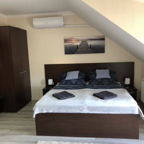 Apartament la mansardă cu chicinetă proprie cu 1 camera pentru 2 pers. (se poate solicita pat suplimentar)