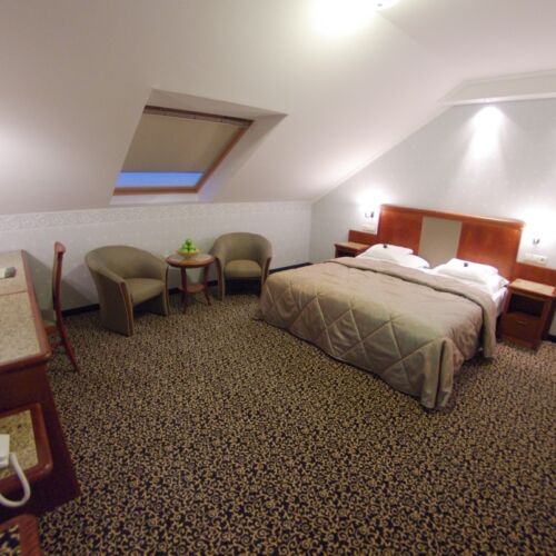 Camera twin classic la mansardă