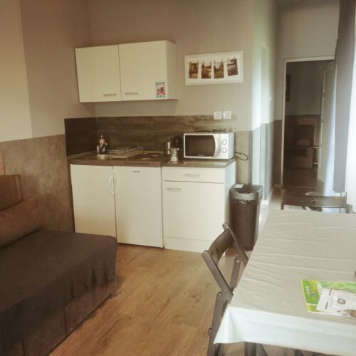 Roubenka (jako celek) s terasou pro 4 os. s výhledem na jezero