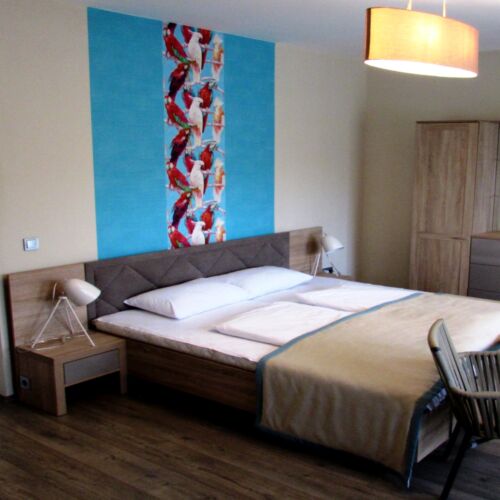 Camera cvadrupla la parter cu vedere spre gradina