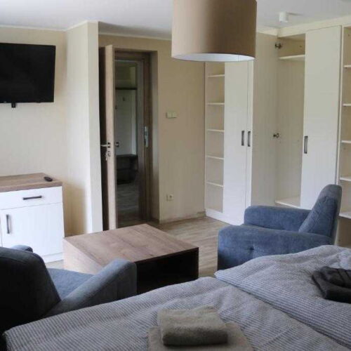 Apartament cu duș cu chicinetă proprie cu 2 camere pentru 4 pers. (se poate solicita pat suplimentar)