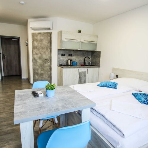 Camera cvadrupla cu balcon (se poate solicita pat suplimentar)