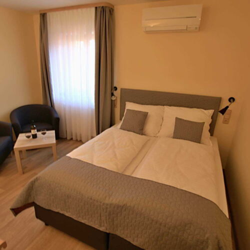 Doppelzimmer mit Klimaanlage und Dusche