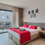Balkonos Premium franciaágyas szoba (pótágyazható)