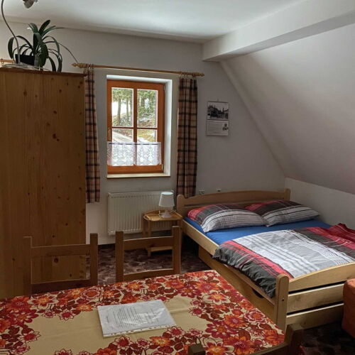 Apartman se sprchou s privátní koupelnou mimo apartmán pro 2 os. (s možností přistýlky)