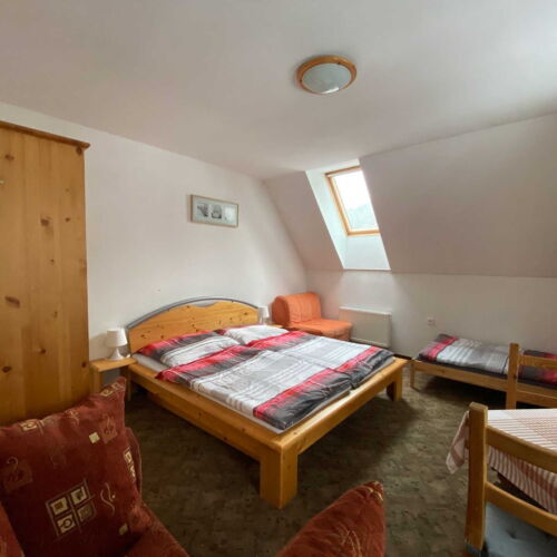 Apartman se sprchou s privátní koupelnou mimo apartmán pro 2 os. (s možností přistýlky)