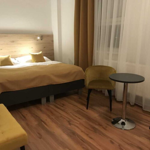 Camera cvadrupla cu duș cu chicinetă proprie (se poate solicita pat suplimentar)