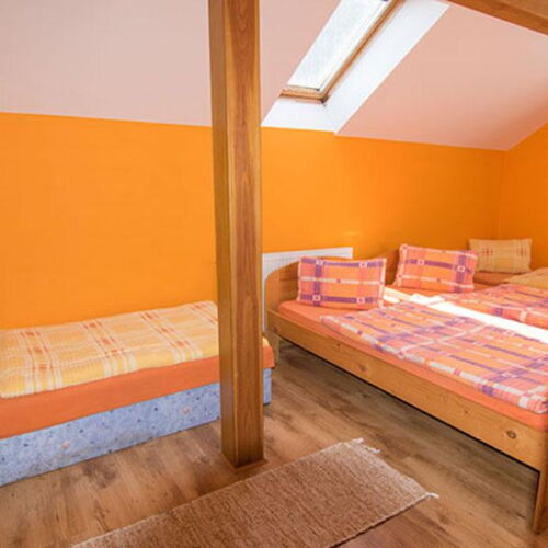 Pokoj se sprchou se společnou kuchyňkou pro 4 os.