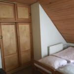 Dvoulůžkový pokoj s manželskou postelí nebo oddělenými postelemi a společnou koupelnou