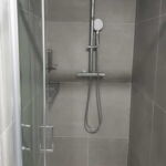 Zuhanyzós légkondicionált kétágyas szoba