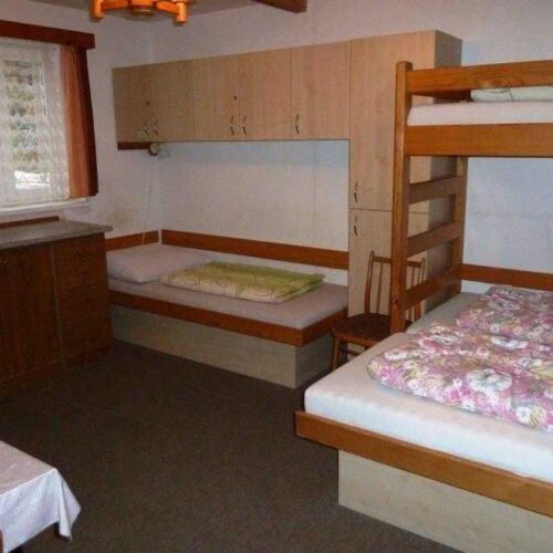 Pokoj se sprchou se společnou kuchyňkou pro 4 os.