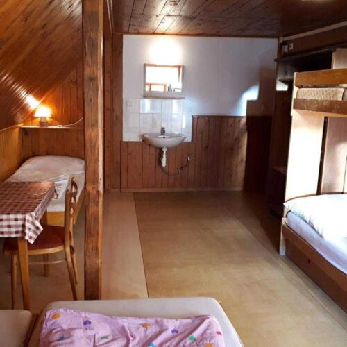 Pokoj se společnou kuchyňkou  pro 5 os.