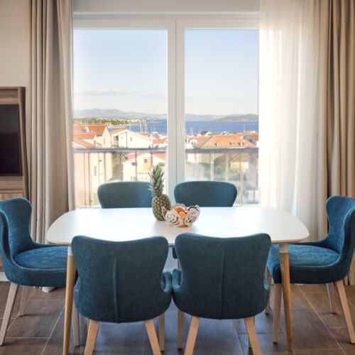 Apartament 4-osobowy z balkonem z widokiem na morze z 2 pomieszczeniami sypialnianymi