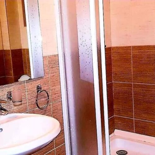 Pokoj s balkónem s manželskou postelí na poschodí