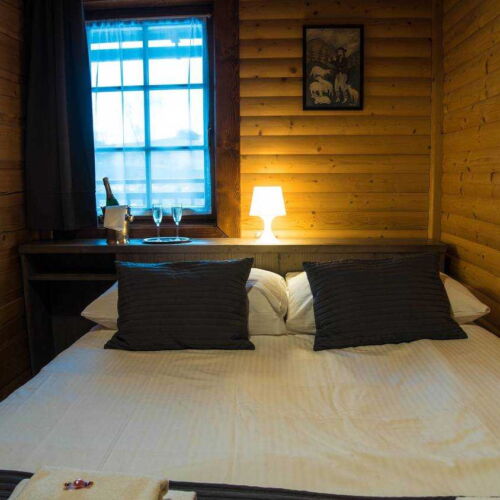 Camera twin cu duș (se poate solicita pat suplimentar)