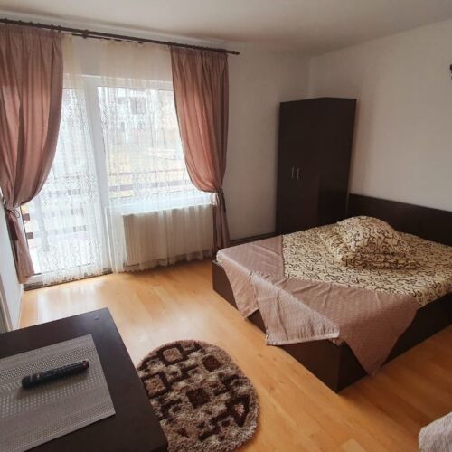 Camera tripla la etaj (se poate solicita pat suplimentar)