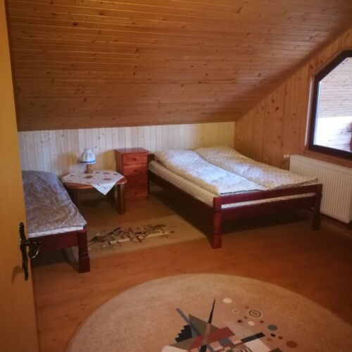 Cabană pentru 18 pers. (se inchirieaza doar integral) (se poate solicita pat suplimentar)