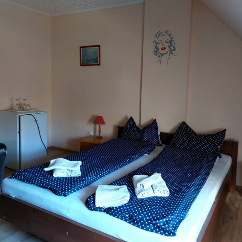 Pokój 4-osobowy z prysznicem z dostępem do ogrodu