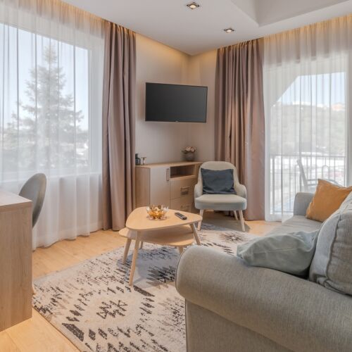 Apartament la etaj cu balcon cu 2 camere pentru 4 pers. (se poate solicita pat suplimentar)