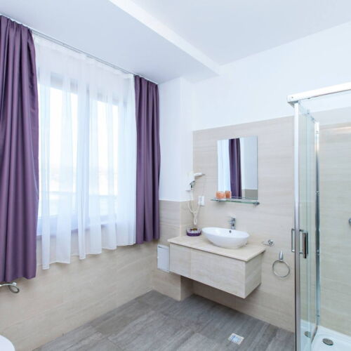 Camera dubla vip la etaj