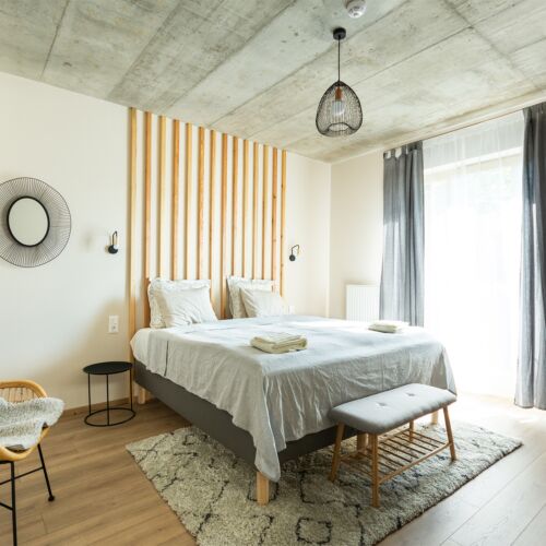 Camera twin la etaj cu vedere spre rau (se poate solicita pat suplimentar)