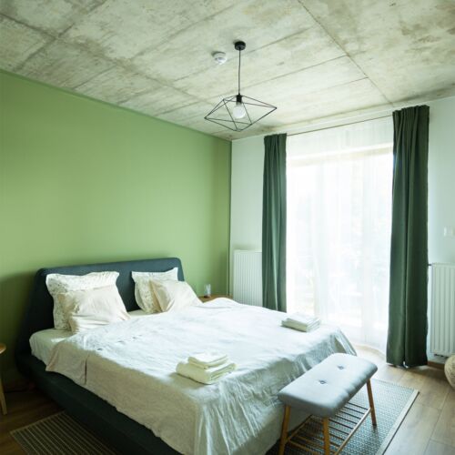 Camera dubla la etaj cu vedere spre rau