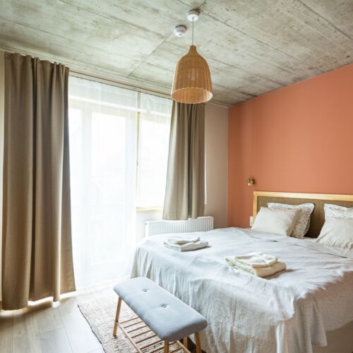 Camera dubla la etaj cu vedere spre gradina