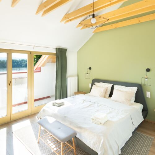 Camera dubla la mansarda cu vedere spre rau