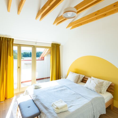 Camera dubla la etaj cu vedere spre rau