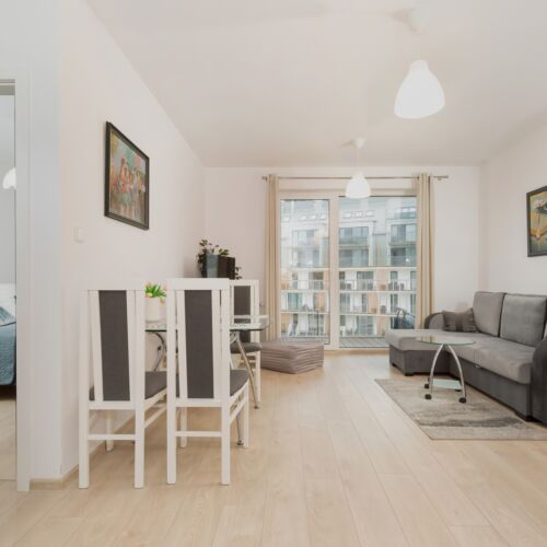 Apartament 4-osobowy na piętrze pokój od strony basenu z 2 pomieszczeniami sypialnianymi (możliwa dostawka)