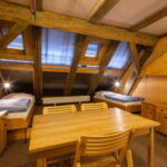 Tetőtéri közös teakonyhával háromágyas szoba (pótágyazható)