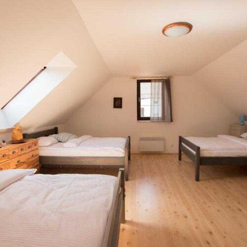 Camera cu duș cu chicinetă comună pentru 6 pers.