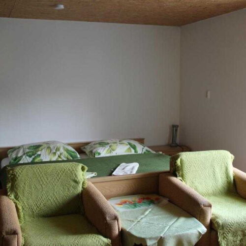 Camera tripla cu duș cu chicinetă comună