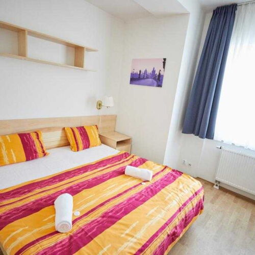 Camera dubla cu duș cu chicinetă proprie