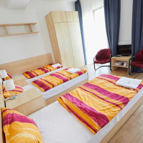 Camera tripla cu duș cu chicinetă proprie