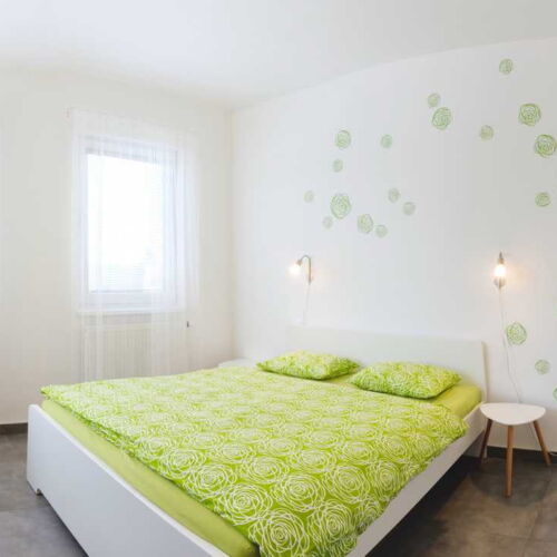 Apartman se sprchou s privátní koupelnou mimo apartmán pro 5 os. se 2 ložnicemi