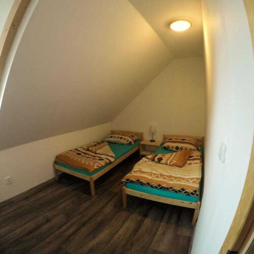 Apartman se sprchou s privátní koupelnou mimo apartmán pro 4 os. se 2 ložnicemi