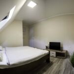 Tetőtéri fürdőszobás kétágyas szoba