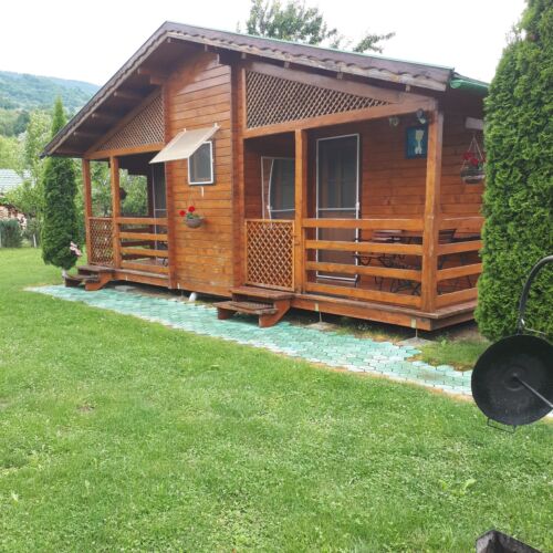 Bungalow pentru 2 pers. (se inchirieaza doar integral)