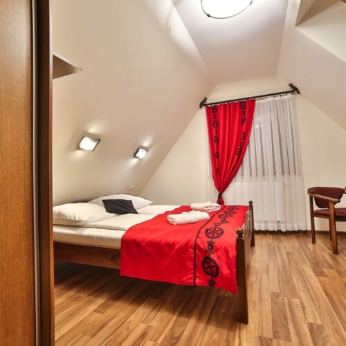 Camera dubla la mansardă cu cadă