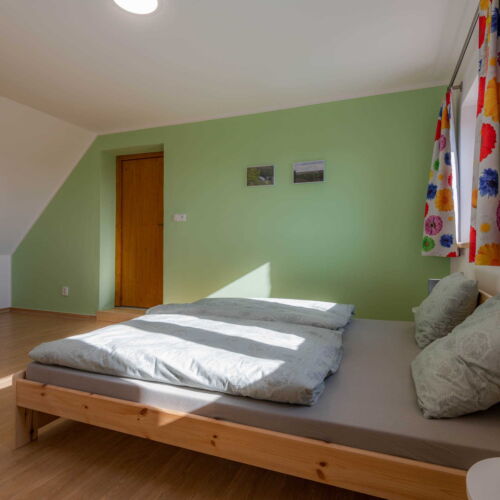 Pokoj se sprchou se společnou kuchyňkou s manželskou postelí