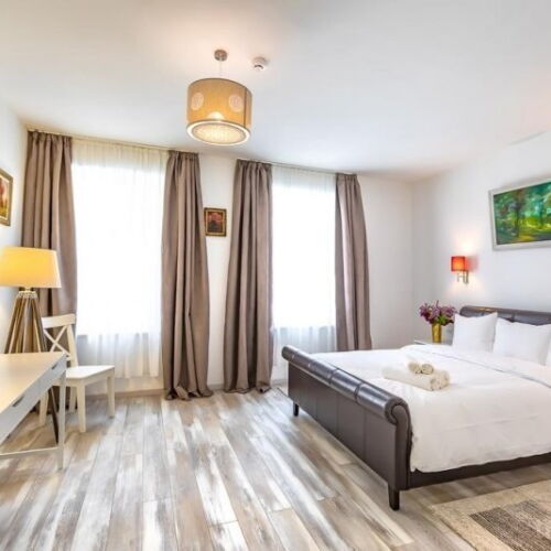 Pokoj s manželskou postelí