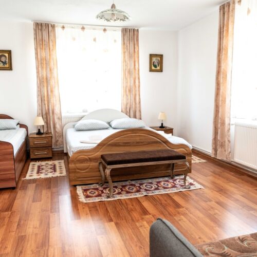 Cabană cu vedere spre pădure cu panoramă pentru 13 pers. (se inchirieaza doar integral)