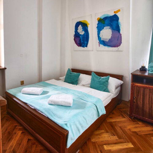 Zuhanyzós kétágyas szoba (pótágyazható)