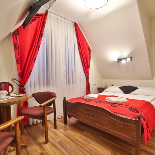 Camera dubla la mansardă cu vedere spre munte