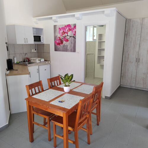 Apartament 4-osobowy na parterze pokój od strony basenu z 2 pomieszczeniami sypialnianymi