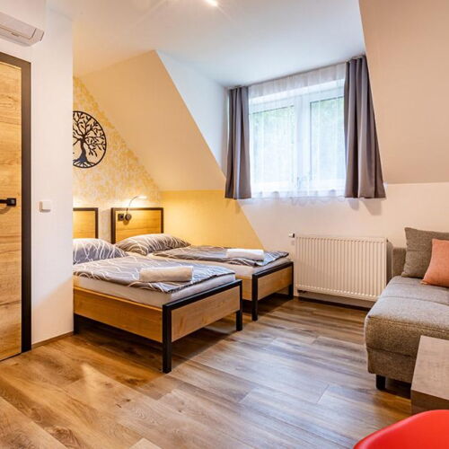 Pokoj pro 2 os. s výhledem na město na poschodí (s možností přistýlky)