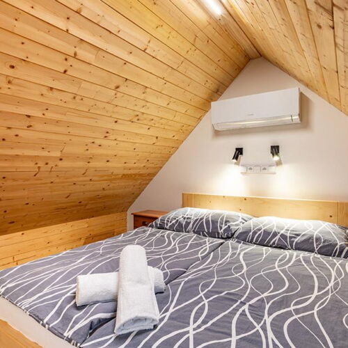 Pokoj se sprchou pro 5 os. na poschodí